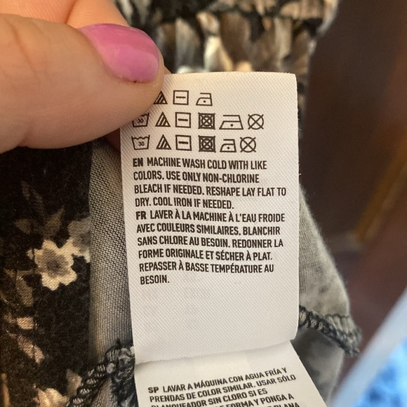 American Eagle soft & sexy black and grey floral romper with pockets ๐๐๐ - Picture 7 of 12